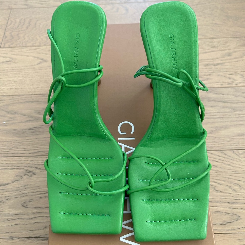 GIA/RHW GREEN BLOCK HEEL SANDALS, SIZE 6! NEVER WORK, NEW IN BOX!